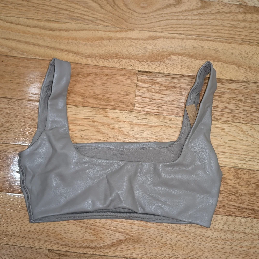 NWT SKIMS FAUX LEATHER BRALETTE IN CEMENT - Picture 5 of 6